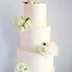 Kolmikerroksinen hääkakku - Hääkakku ruusuilla ja pionilla