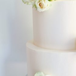 Hääkakku ruusuilla ja pionilla 3