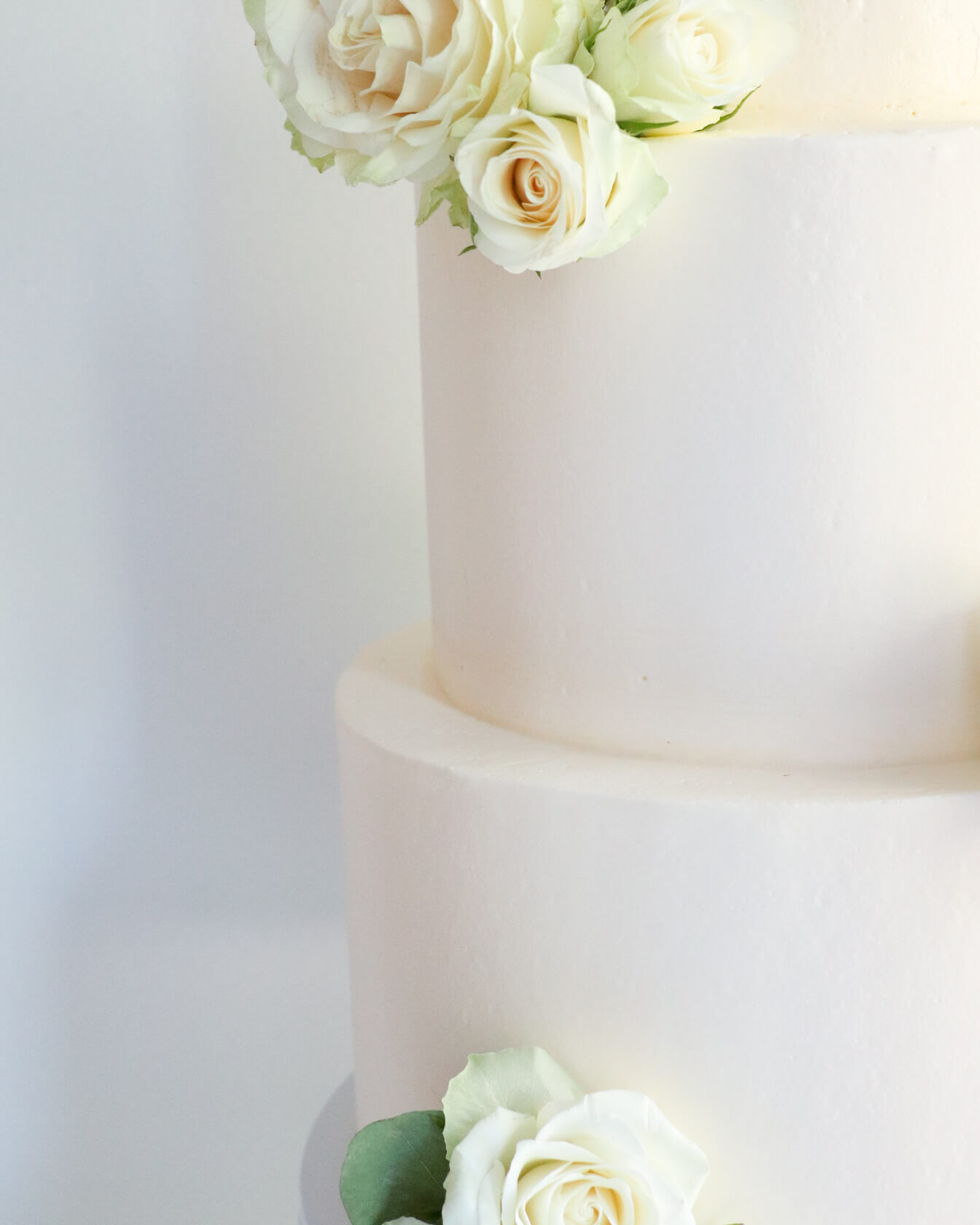 Hääkakku ruusuilla ja pionilla 3