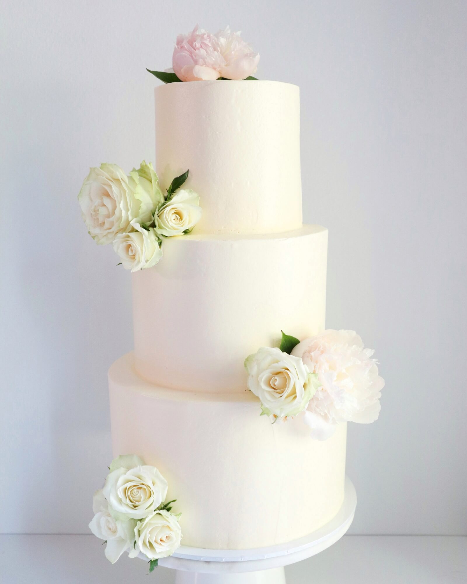 Kolmikerroksinen hääkakku - Hääkakku ruusuilla ja pionilla